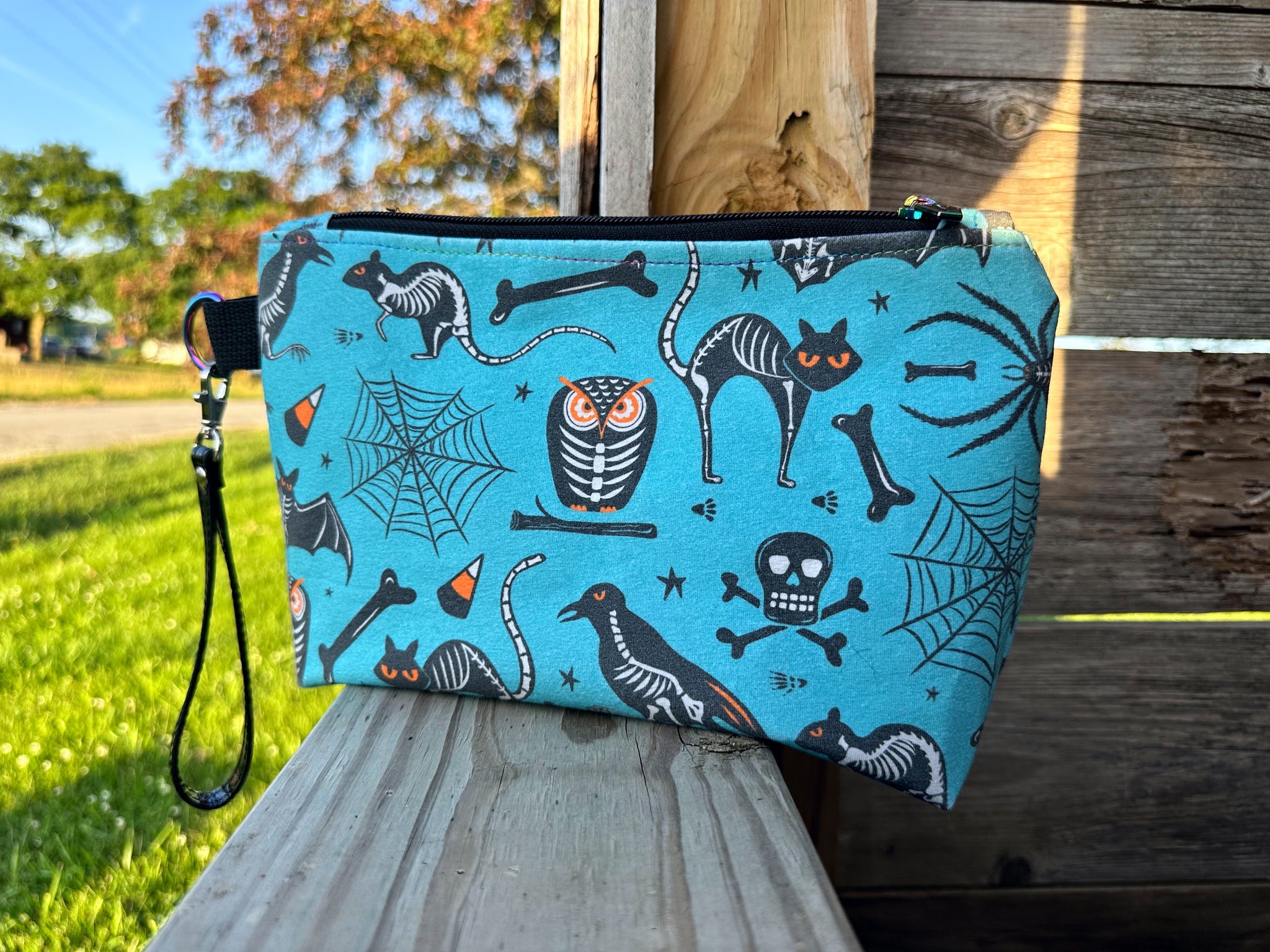 Skeleton zipper pouch